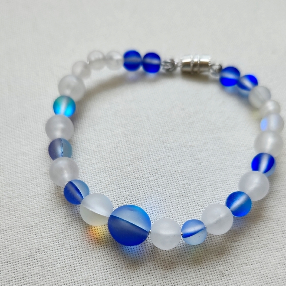 Elegant Blue and White Moon Beaded Bracelet